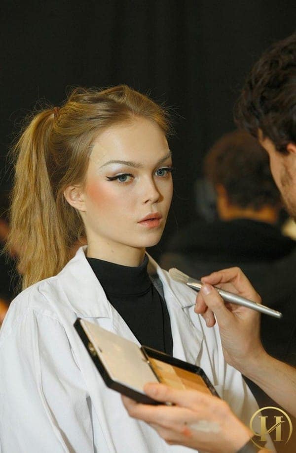 Cách kẻ eyeliner cho từng dáng mắt - mắt cụp