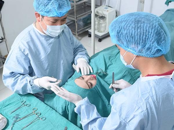  Bác sĩ tiến hành phẫu thuật cắt mí Open Deep 