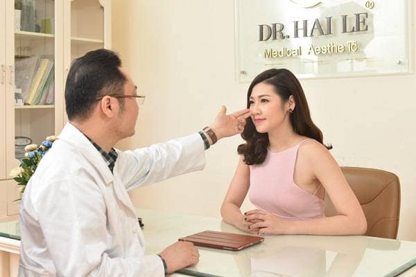  Bác sĩ tiến hành thăm khám mắt cho khách hàng 