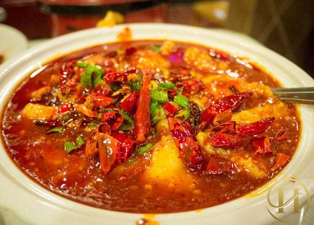 Hạn chế ăn đồ cay nóng trong quá trình điều trị hôi nách