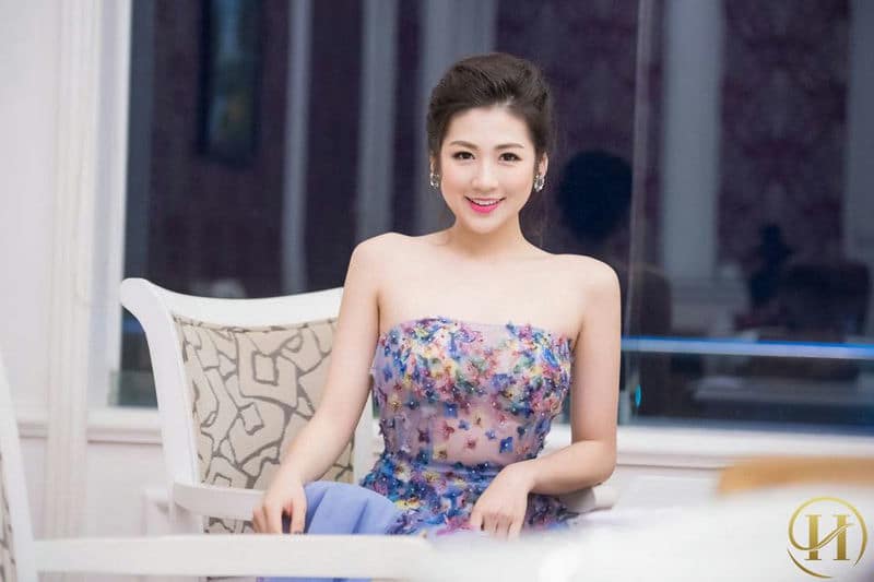 Vẻ đẹp trăng rằm của Á hậu Tú Anh