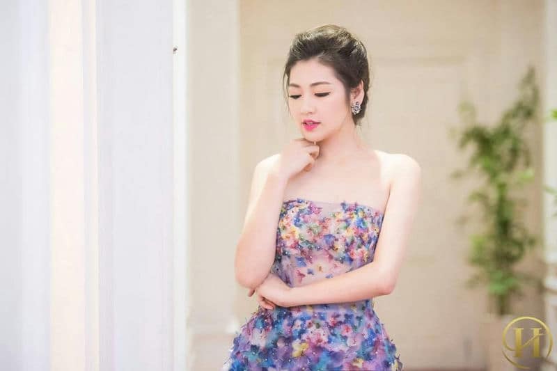 Vẻ đẹp trăng rằm của Á hậu Tú Anh