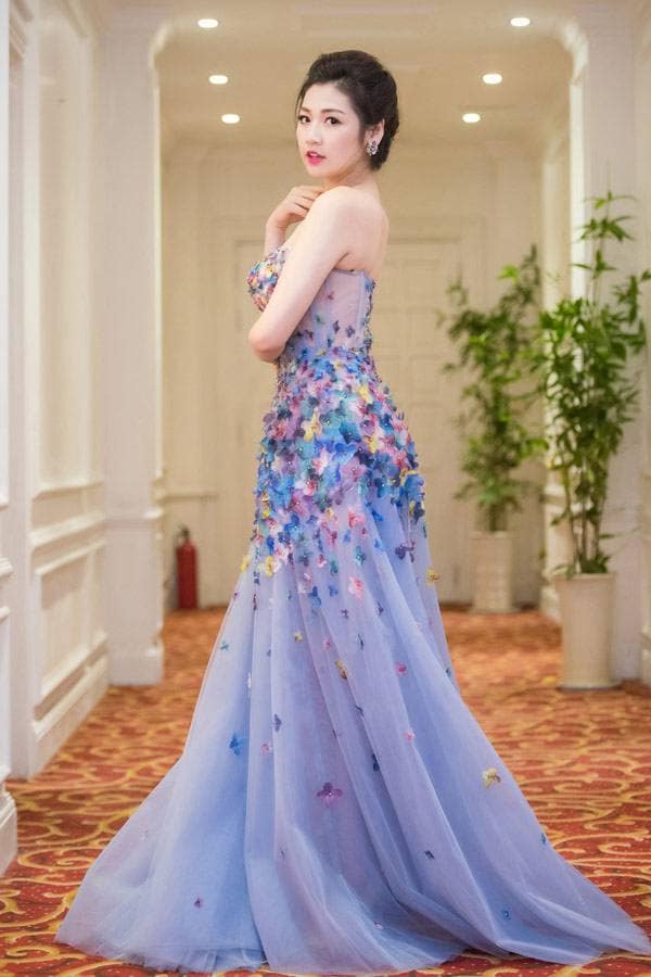 Tú Anh khác lạ với vẻ đẹp trăng rằm cuốn hút Seungri (Big Bang)