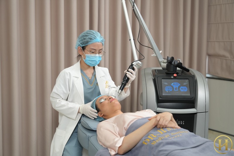 Sử dụng máy laser hiện đại tại DR.HẢI LÊ