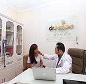  Bác sĩ thăm khám và tư vấn 