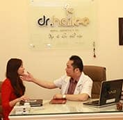  Bác sĩ tiến hành thăm khám trực tiếp và lên kế hoạch điều trị. 