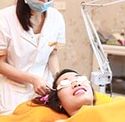  Bôi tê tại vùng điều trị 