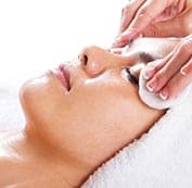  Làm sạch da mặt theo những bước cơ bản. 