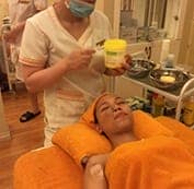  Bôi tê để giúp khách hàng thoải mái hơn khi điều trị 