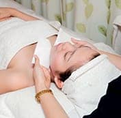  Làm sạch da và bôi tê 