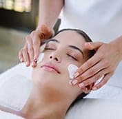  Bôi kem dưỡng tái tạo da và kết thúc quá trình điều trị 