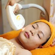  Sử dụng công nghệ Elos để loại bỏ tàn nhang. 