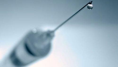  Bác sĩ tiến hành xác định đường nét đôi môi, từ đó đưa ra liều lượng Filler - RF Innofil phù hợp nhất 