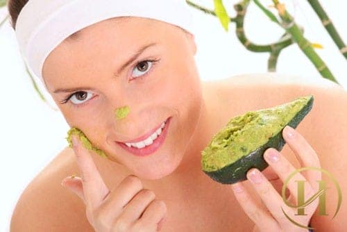 Cách chống lại nếp nhăn trên mặt với mặt nạ quả bơ