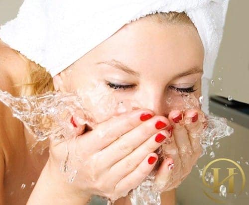 Vệ sinh da mặt mỗi ngày giúp ngăn ngừa và trị lỗ chân lông to hữu hiệu
