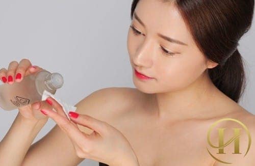 Se khít lỗ chân lông tại nhà bằng nước hoa hồng
