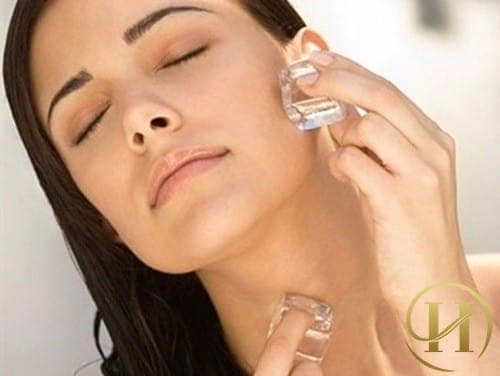 Massage da mặt bằng đá lạnh là cách cách làm mịn da se khít lỗ chân lông an toàn