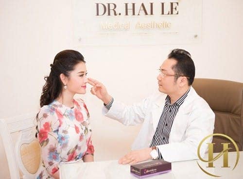 Chị em nên lưu ý lựa chọn bác sĩ có thâm niên hoạt động trong phẫu thuật thẩm mỹ nâng mũi