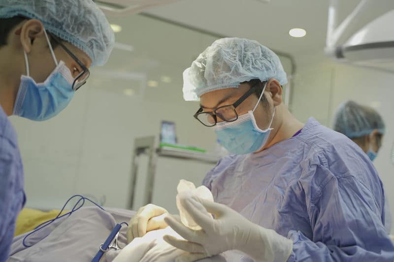  Bước 4: Bác sĩ tiến hành phẫu thuật 