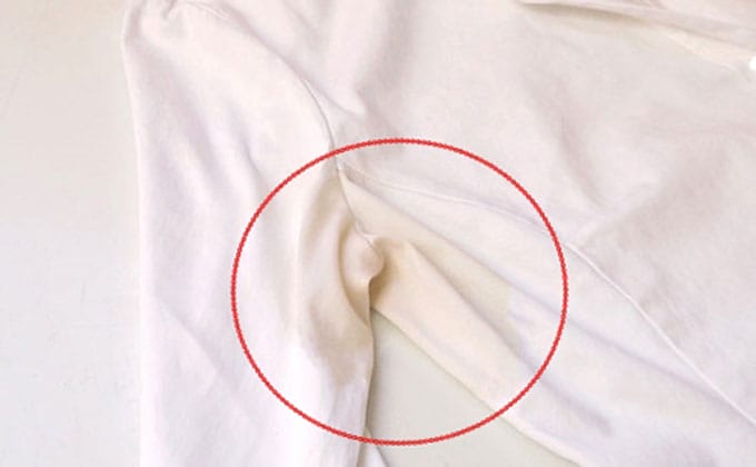 Cách tẩy sạch bay vết ố vàng trên áo do hôi nách