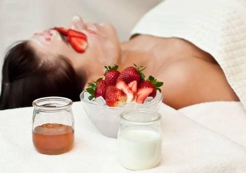Trị bọng mắt bằng dâu tây