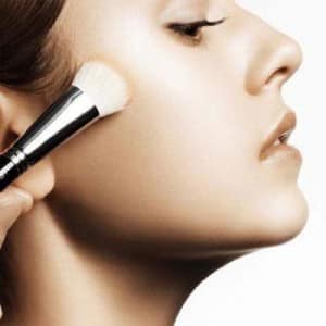 Sau khi điều trị nám bạn nên hạn chế trang điểm trong 2 tuần đầu nhé