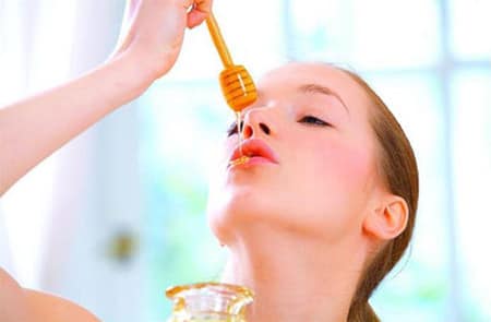 Điều trị môi khô bằng mật ong