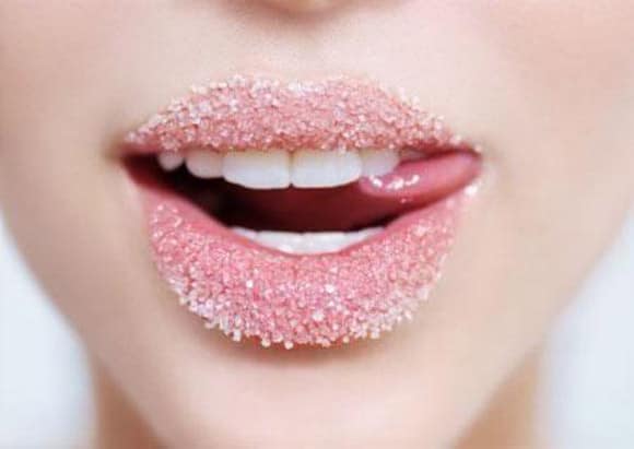 Điều trị môi khô và tẩy da chết bằng đường