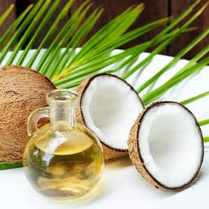 Minh họa trị môi khô nứt nẻ và trị da khô bằng dầu dừa.