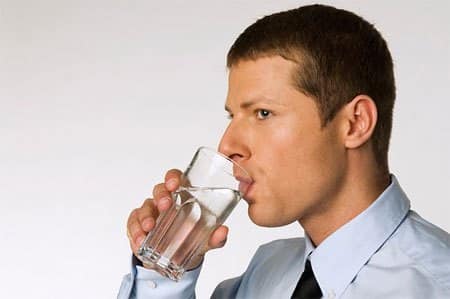 Điều trị da khô bằng cách uống nhiều nước