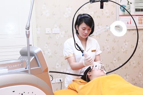 Ảnh Dr.Hải Lê điều trị bệnh giãn mao mạch bằng Laser 