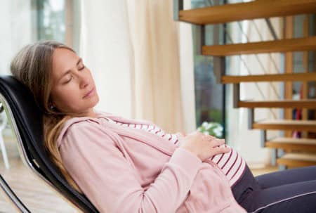 Điều trị da khô tại nhà cho bà bầu bằng thói quen hợp lý