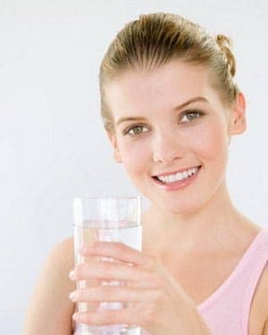 Minh họa cách trị da khô bằng uống nước