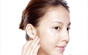 Lựa chọn kem nền rất quan trọng khi trang điểm cho vùng da bị nám