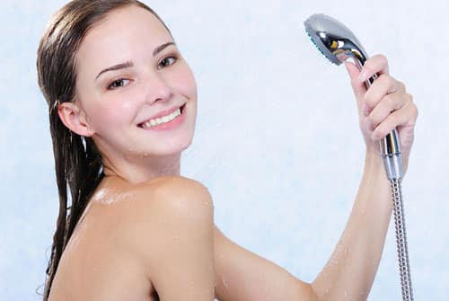 Trị da khô bằng cách tắm nước ấm, không quá nóng