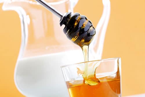 Minh họa mật ong và sữa tươi giúp trị da khô nứt nẻ