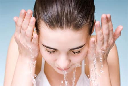 Điều trị da khô bằng cách rửa mặt 