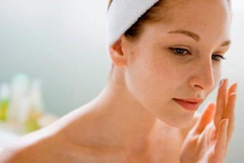 Minh họa tẩy da chết cũng trị da khô hiệu quả