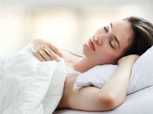 nằm ngửa, thẳng lưng giúp bạn ngăn ngừa được tình trạng hình thành nếp nhăn