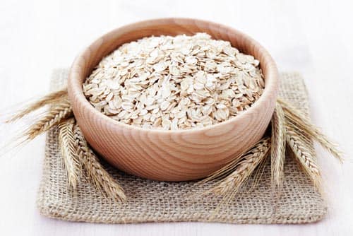 Pha bột yến mạch vào nước tắm để trị da khô cho bé
