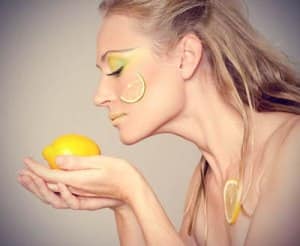 dùng hỗn hợp nước cốt chanh, bột nghệ vàng và nước hoa hồng