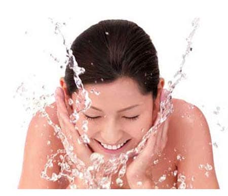 Rửa mặt với nước ấm để trị da khô