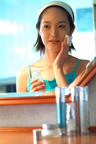 The young woman who attaches face toilet