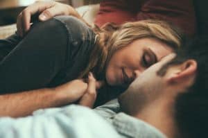 Cô gái để lại làm vợ luôn sát cánh và ủng hộ bạn những lúc bạn cần.