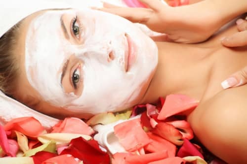 Đắp mặt nạ vào buổi tối sẽ rất tốt để bạn trị da khô