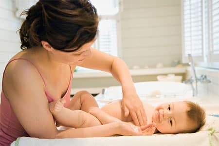 Thoa dầu dừa giúp trị da khô cho bé