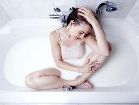 Tắm bằng sữa tươi hàng ngày để trị da khô