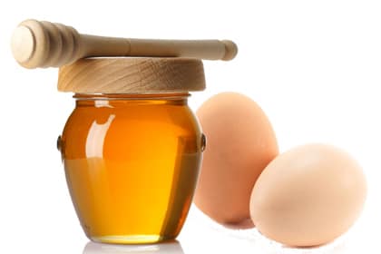 Điều trị da khô bằng mặt nạ lòng đỏ trứng gà và mật ong 