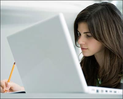 Ngồi làm việc nhiều dưới máy tính khiến cho da bị khô