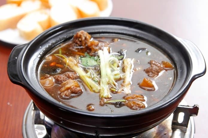 Canh thịt lợn nấu với hoa mào gà có khả năng điều trị bệnh khí hư